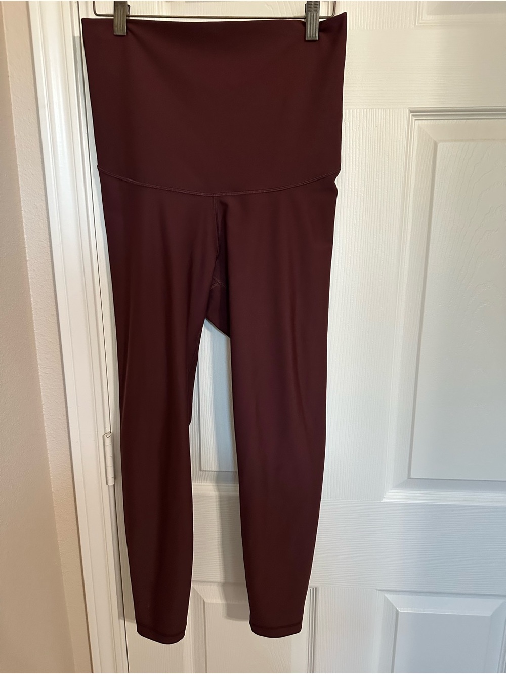 Old Navy Active maternity leggings with full panel Size Large Deep Burgundy EUC